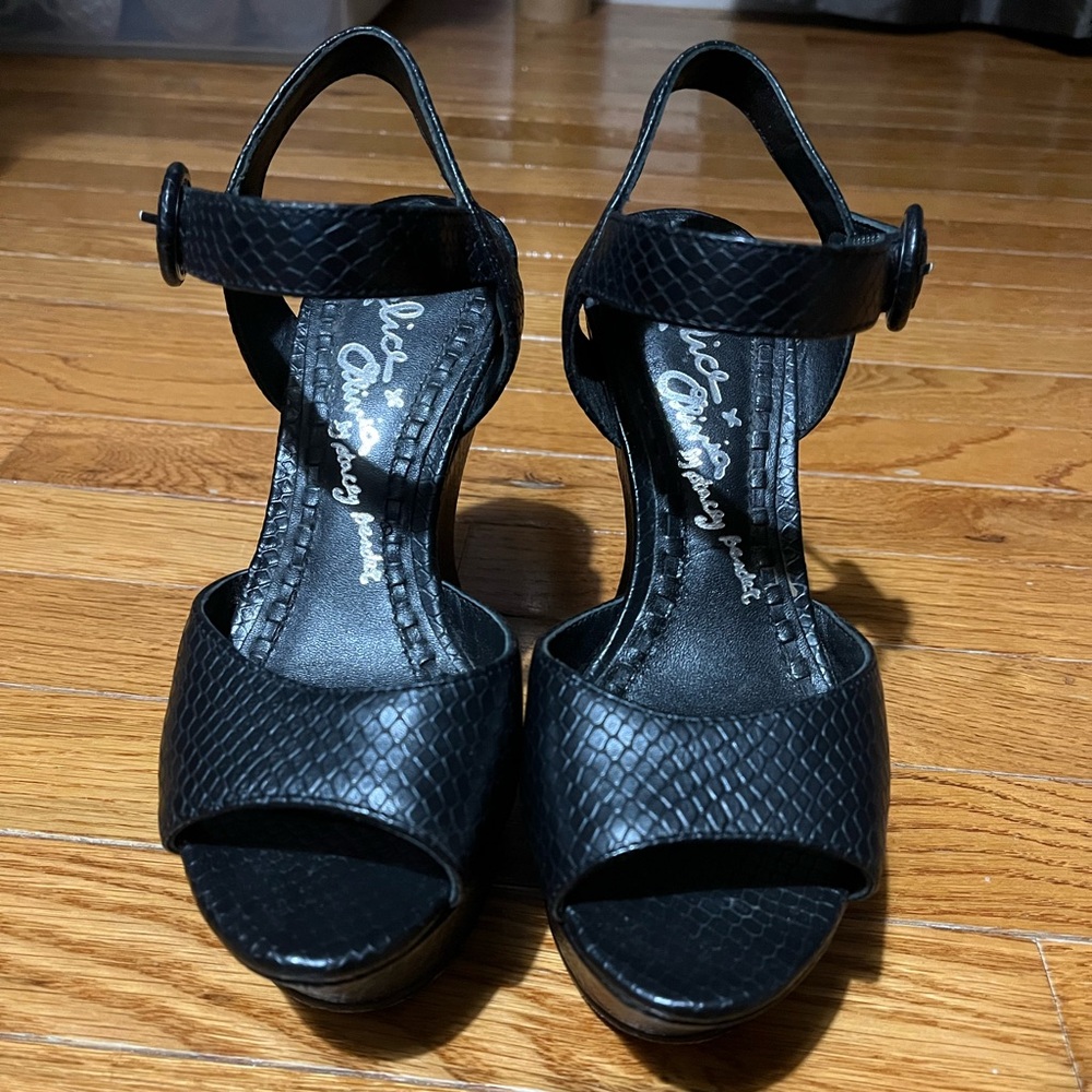 black wedges